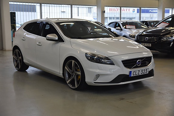 Volvo V40 2 of 15