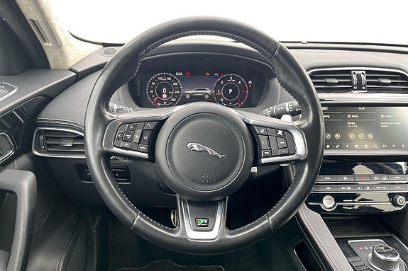 Jaguar F-PACE 13 of 25