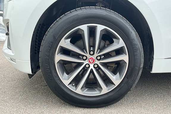 Jaguar F-PACE 10 of 25