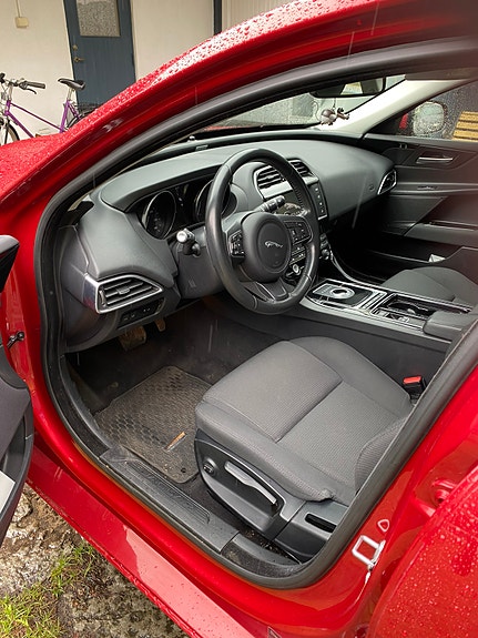 Jaguar XE 9 of 11