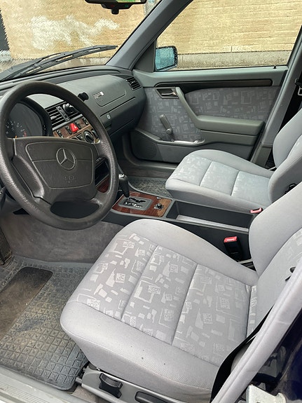 Mercedes-Benz C180 6 of 7