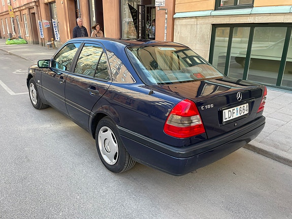 Mercedes-Benz C180 2 of 5
