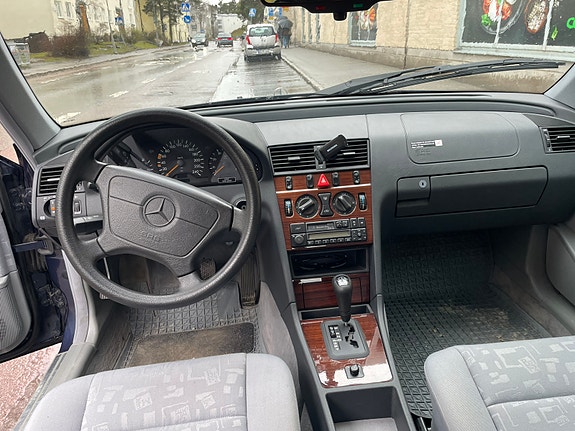 Mercedes-Benz C180 5 of 5