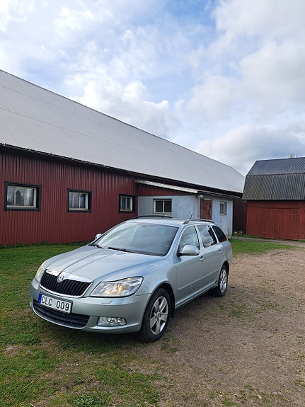 Skoda Octavia 2 of 5