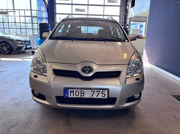 Toyota Corolla Verso 2 of 5
