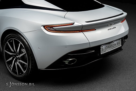 Aston Martin DB11 10 of 30