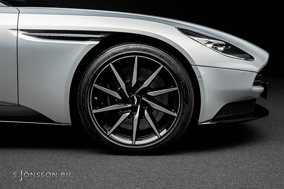 Aston Martin DB11 12 of 30