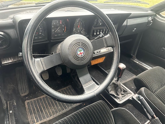 Alfa Romeo GTV 8 of 9