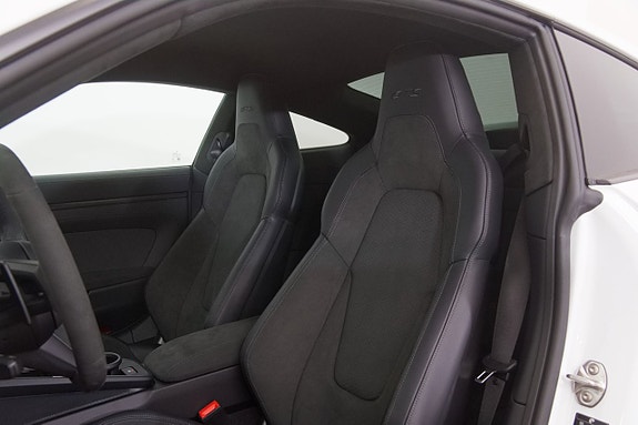 Porsche 911 Carrera 4 GTS 13 of 29