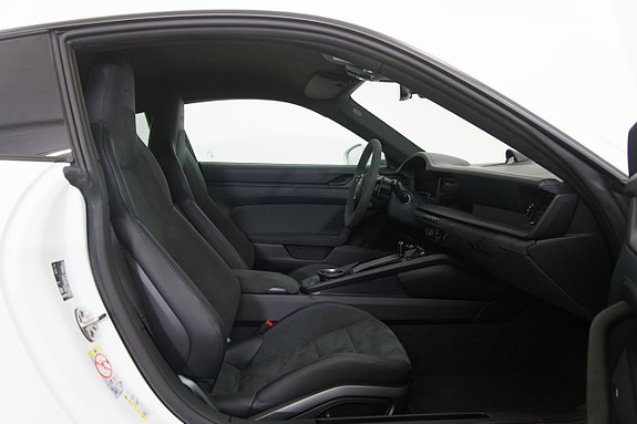 Porsche 911 Carrera 4 GTS 24 of 29