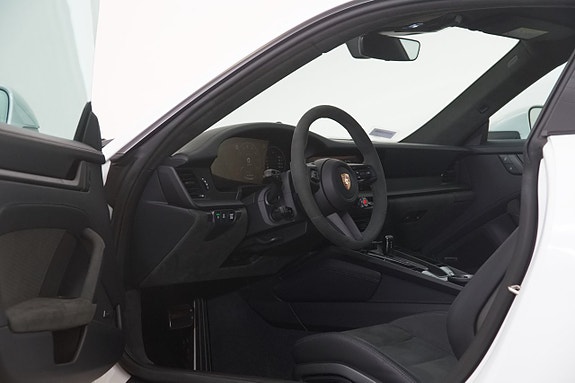 Porsche 911 Carrera 4 GTS 12 of 29