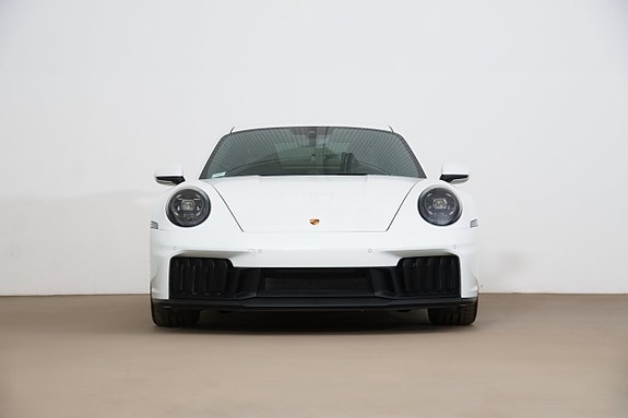 Porsche 911 Carrera 4 GTS 27 of 29