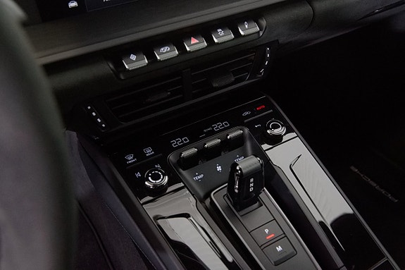 Porsche 911 Carrera 4 GTS 21 of 29