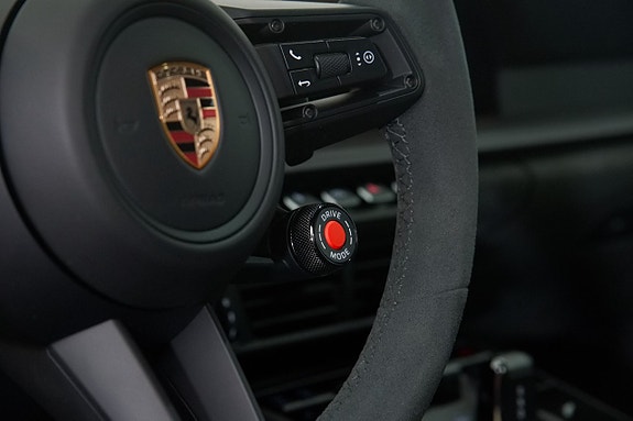 Porsche 911 Carrera 4 GTS 15 of 29
