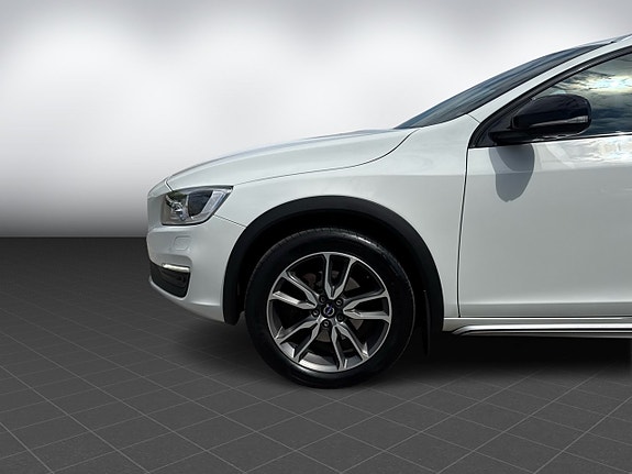Volvo V60 Cross Country 9 of 15