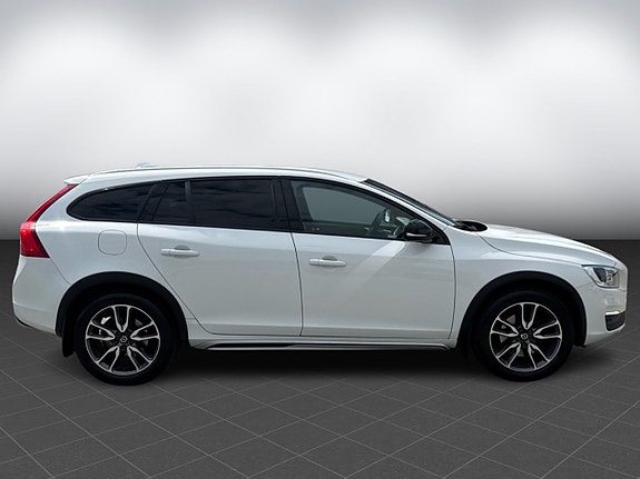 Volvo V60 Cross Country 6 of 15