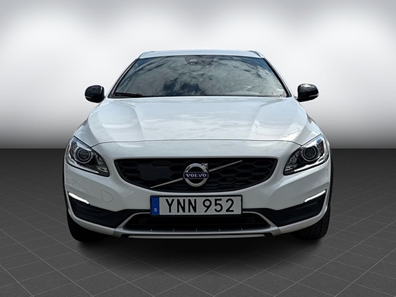 Volvo V60 Cross Country 2 of 5