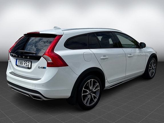 Volvo V60 Cross Country 7 of 15