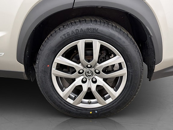 Lexus NX300h 29 of 30