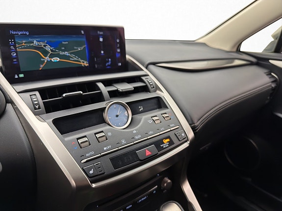 Lexus NX300h 20 of 30