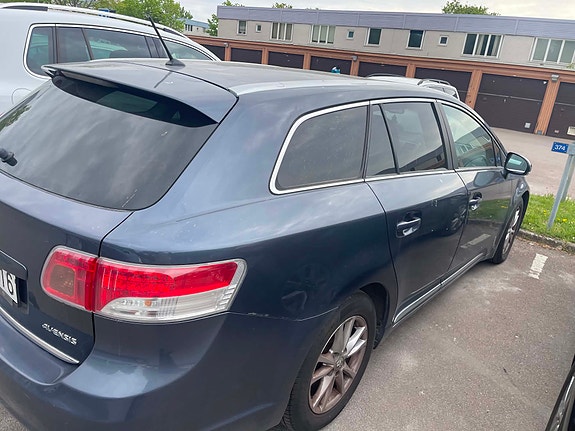 Toyota Avensis 2 of 5