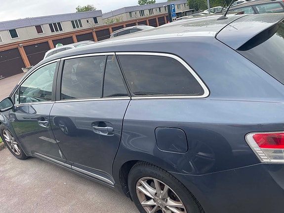 Toyota Avensis 4 of 5