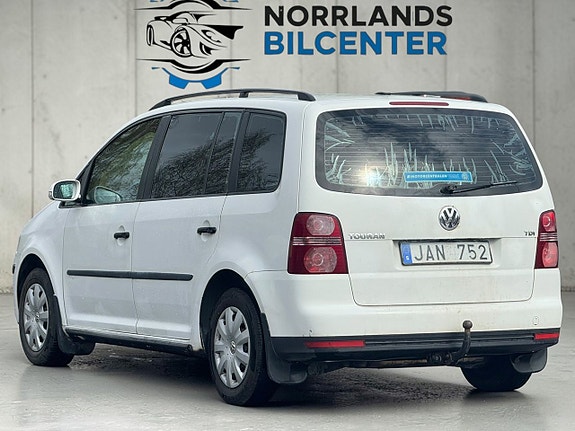 Volkswagen Touran 3 of 5