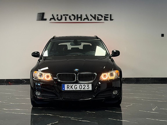 BMW 330d 2 of 5