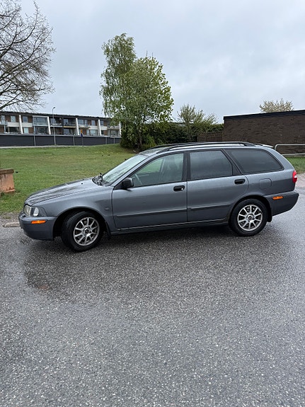 Volvo V40 2 of 5
