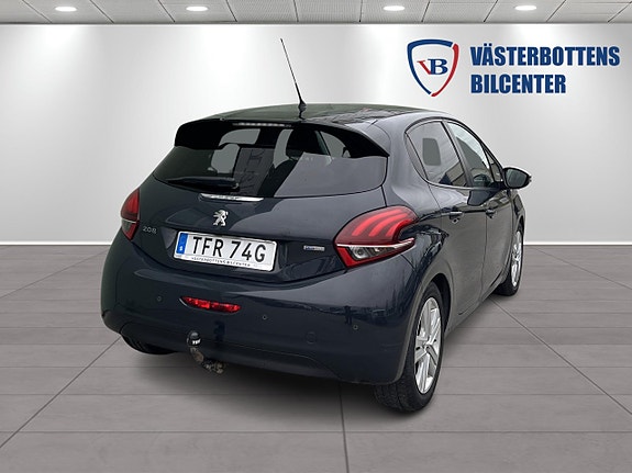 Peugeot 208 2 of 5
