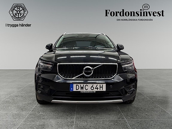 Volvo XC40 2 of 5