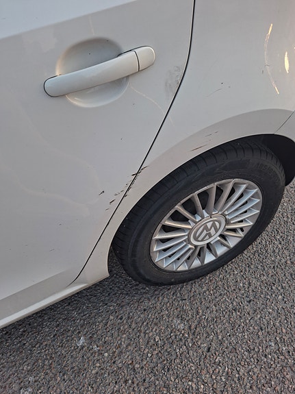 Volkswagen UP! 3 of 4