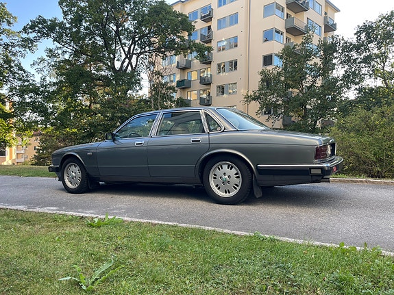 Jaguar XJ 4 of 15