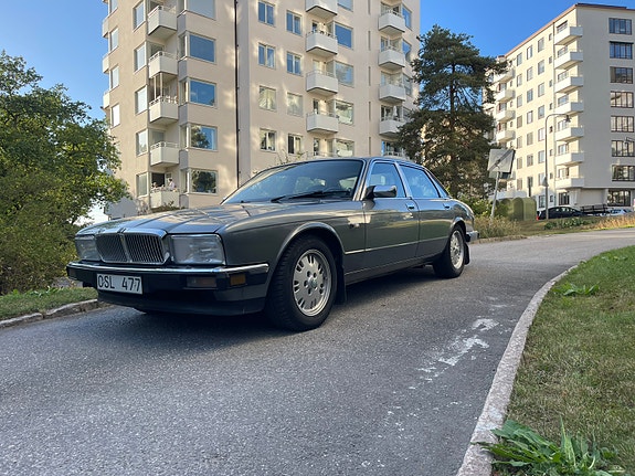 Jaguar XJ 2 of 15