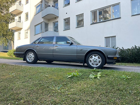 Jaguar XJ 3 of 15