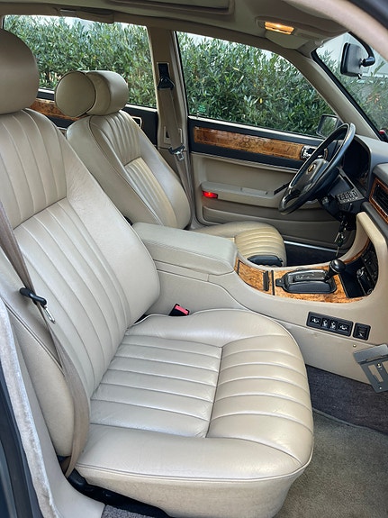 Jaguar XJ 8 of 15