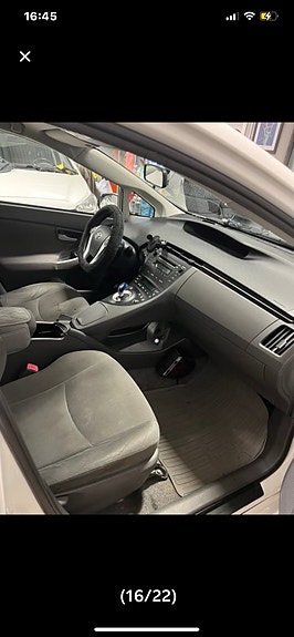 Toyota Prius 4 of 5