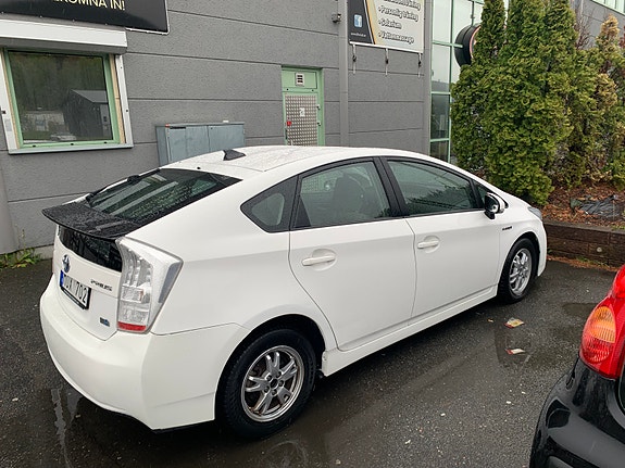 Toyota Prius 3 of 5