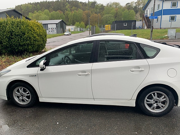 Toyota Prius 2 of 5