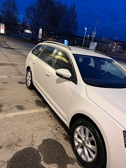 Skoda Octavia 2 of 5