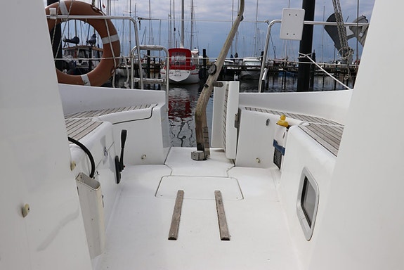 Beneteau Oceanis 323 8 of 24