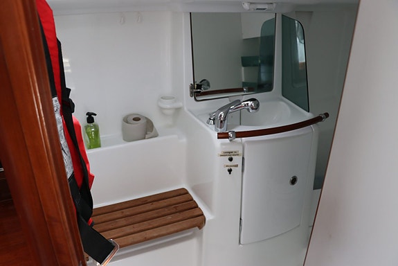 Beneteau Oceanis 323 17 of 24