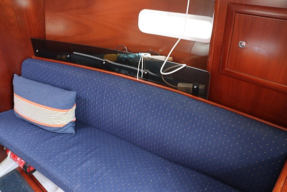 Beneteau Oceanis 323 11 of 24