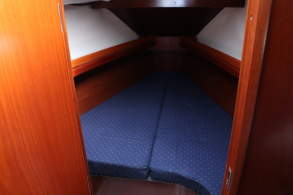 Beneteau Oceanis 323 13 of 24