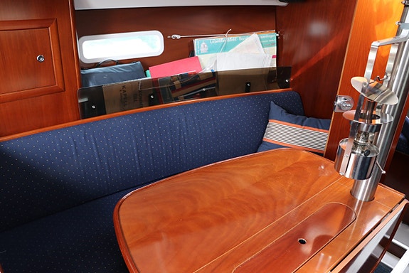 Beneteau Oceanis 323 10 of 24