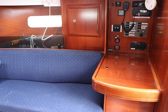 Beneteau Oceanis 323 12 of 24