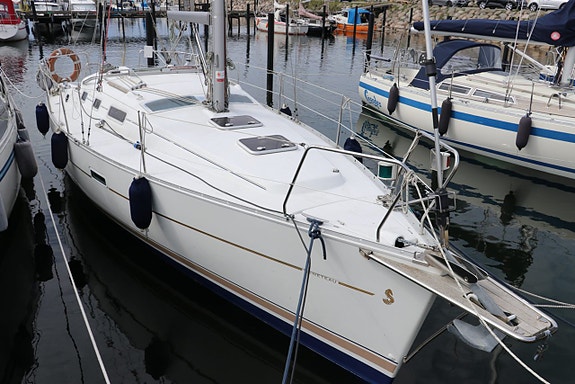 Beneteau Oceanis 323 3 of 5