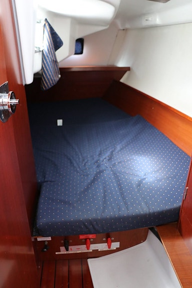 Beneteau Oceanis 323 16 of 24