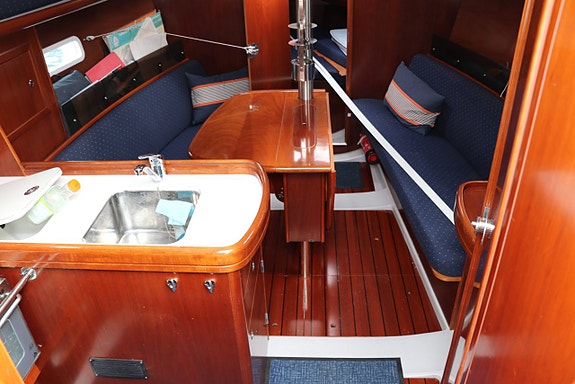 Beneteau Oceanis 323 9 of 24