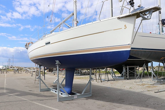 Beneteau Oceanis 323 21 of 24